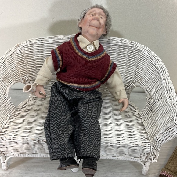 Vintage porcelain grandma and grandpa dolls - Picture 5 of 10